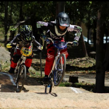 Ministro de taekwondo destruyendo el bmx y el ciclismo nacional