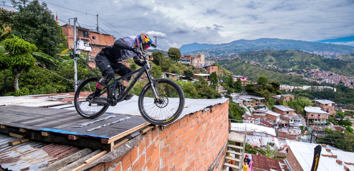 El colombiano Juanfer Vélez se corona campeón Red Bull Medellín Cerro Abajo