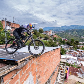 El colombiano Juanfer Vélez se corona campeón Red Bull Medellín Cerro Abajo