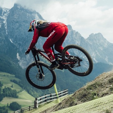 Höll deleita a los aficionados con una dominante victoria en downhill en Leogang