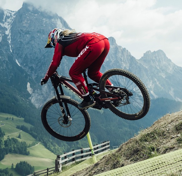 Höll deleita a los aficionados con una dominante victoria en downhill en Leogang